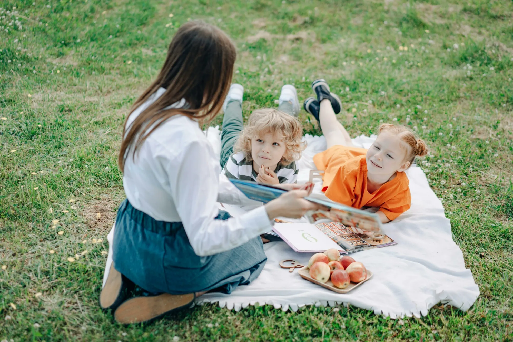 kids reading outside